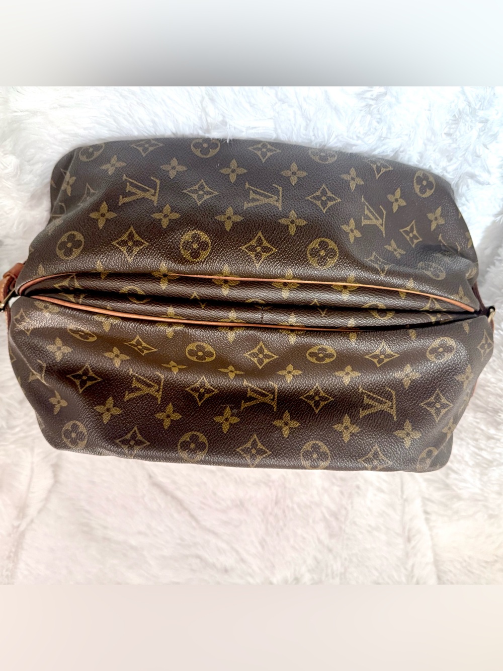Louis Vuitton vintage Saumur 35 Monogram Crossbody - Picture 3 of 16